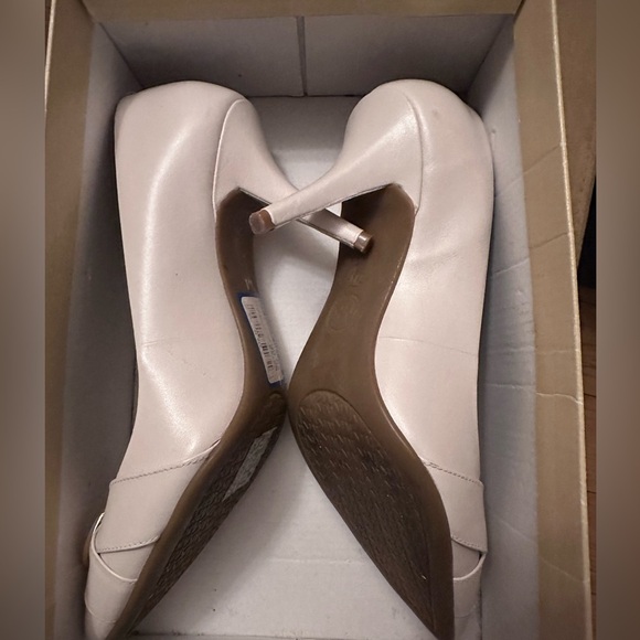 Michael Kors  Caroline Charm Pump in Vanilla color size 7 - Picture 4 of 5